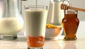 vaso de leche con miel para consumir