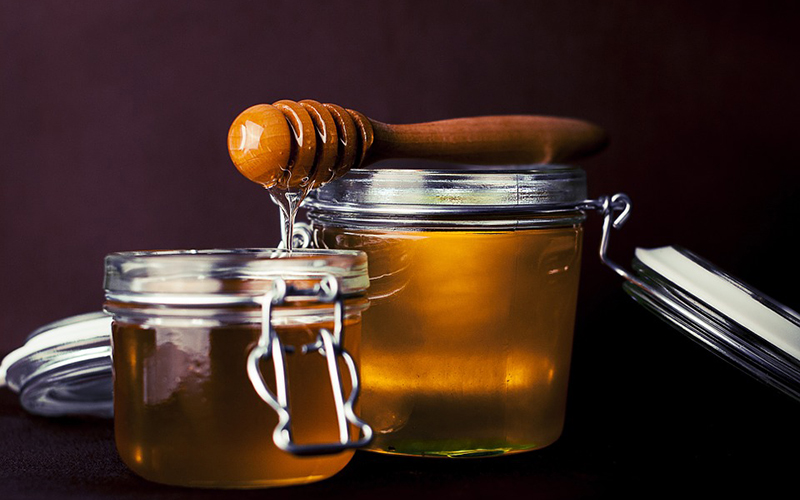 miel de encina con mielera en envase de vidrio