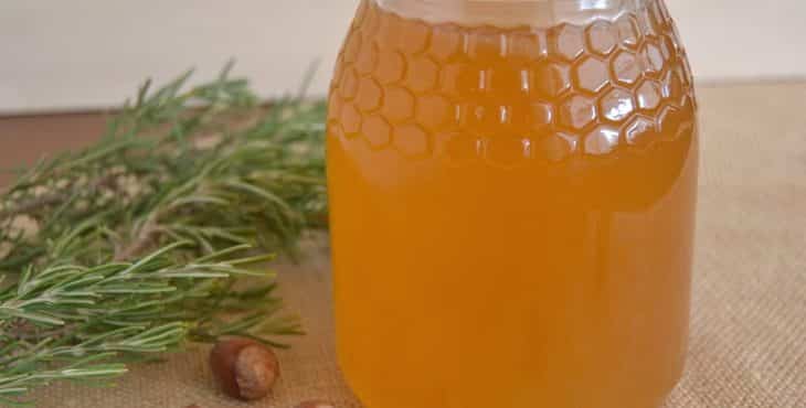 miel de romero en envase de vidrio