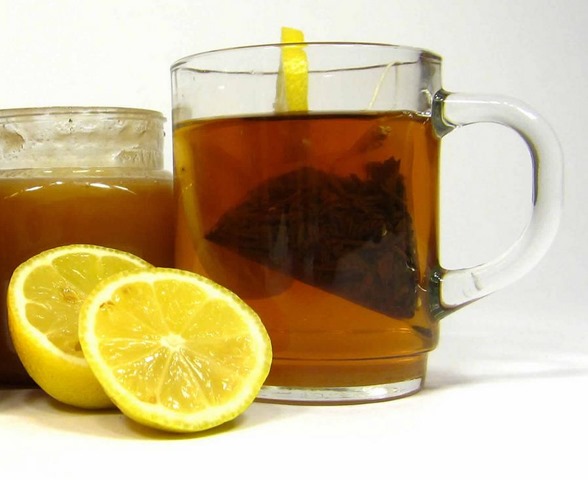 vaso de agua con limón y miel para la salud
